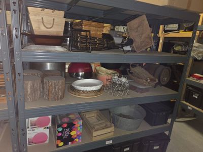 une étagère contenant de nombreux objets dans une pièce