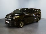 La camionnette noire est garée dans la pièce vide de l'immeuble.