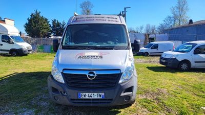 une camionnette blanche garée dans l'herbe