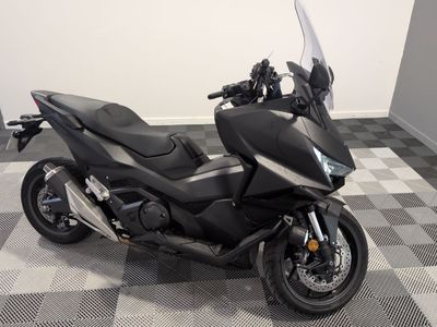 une photo d'une moto garée sur un sol à damier