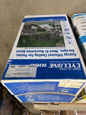 une pile de boîtes empilées les unes sur les autres