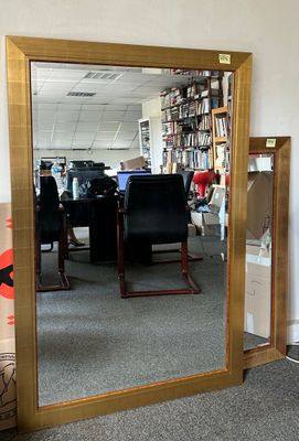un grand miroir au milieu d'une pièce