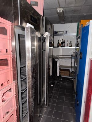 une photo d'une cuisine avec un réfrigérateur et un congélateur