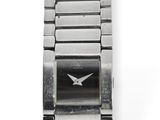 une image d'un gros plan d'une montre-bracelet sur une surface blanche