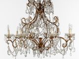 un grand lustre en cristal suspendu au plafond
