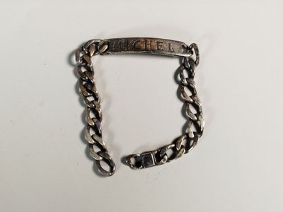 un gros plan d'un bracelet en métal entouré d'une chaîne