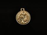 un gros plan d'une médaille d'or sur fond noir