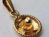 un pendentif plaqué or représentant un oiseau dans un nid