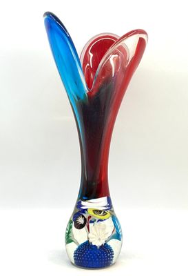 un vase en verre orné d'un motif rouge et bleu