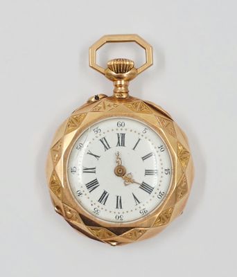 une montre de poche en or avec des chiffres romains sur le cadran