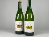 deux bouteilles de vin posées l'une à côté de l'autre sur une table