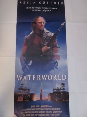 L'affiche du film « Waterworld » est accrochée au mur.