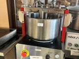 une machine posée sur une table dans une pièce
