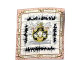un carré brodé sur lequel figurent un blason et une couronne