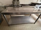 une table en acier inoxydable au milieu d'une cuisine