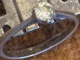 une bague en argent surmontée d'un diamant