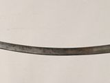 une très longue épée accrochée au mur