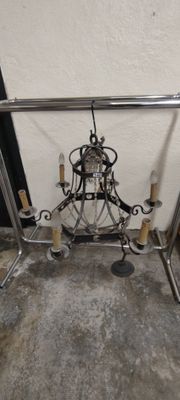 une table en métal sur laquelle est posé un lustre