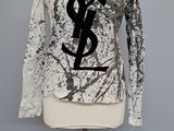 une chemise blanche ornée d'un logo YSL noir