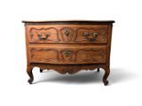 une image d'une commode sur fond blanc
