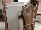 un réfrigérateur placé au milieu d'une pièce