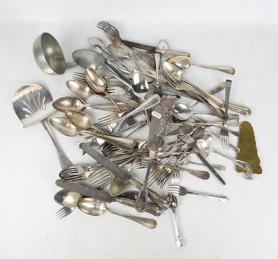beaucoup de cuillères en argent et de cuillères à soupe sur la table