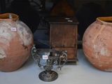deux vases posés sur une table l'un à côté de l'autre