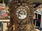 une horloge posée sur une table dans un magasin