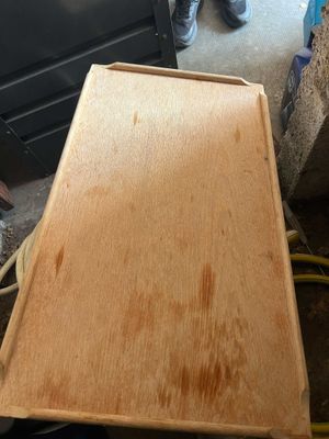 un plateau en bois posé sur une table