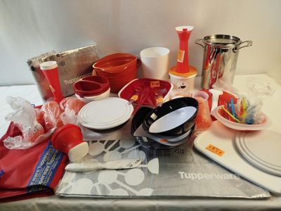 de nombreuses assiettes, tasses, tasses et autres objets sur la table