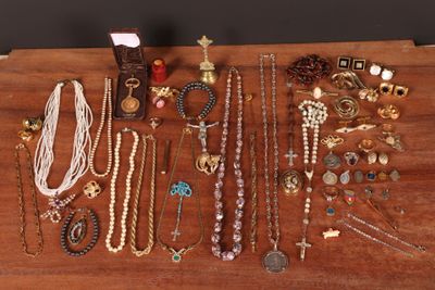 de nombreux colliers et bracelets différents disposés sur une table
