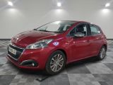 une voiture rouge est garée dans une pièce au sol en damier