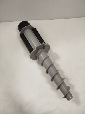 une image représentant un petit objet en plastique posé sur une surface blanche