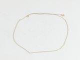 un bracelet en chaîne d'or orné d'une perle dorée sur fond blanc