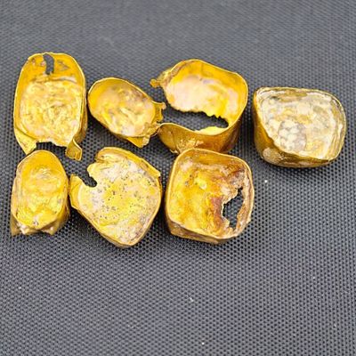 cinq fruits pelés, posés sur une table
