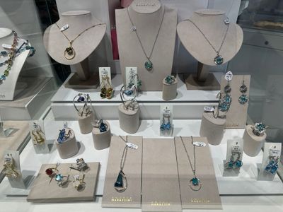 de nombreux colliers et bracelets exposés dans une vitrine