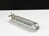 une petite maquette de train en argent posée sur une table blanche