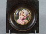 l'image d'une femme en robe rose sur une assiette