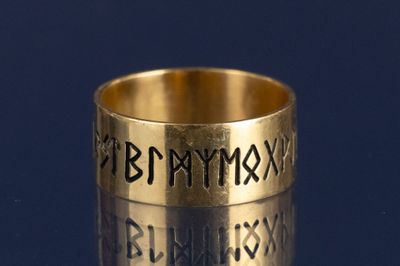 une bague en or ornée de chiffres romains
