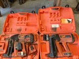 deux valises orange contenant des outils, posées par terre
