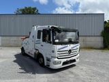 un camion blanc garé devant un bâtiment