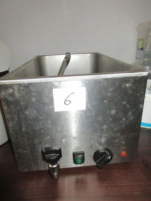 une photo d'un évier en inox posé sur une table en bois