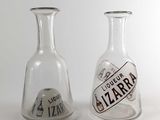 deux vases en verre placés l'un à côté de l'autre