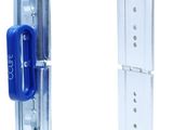 deux pièces métalliques fixées au mur