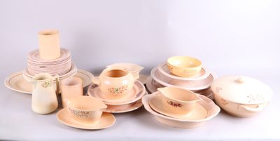 beaucoup d'assiettes et de tasses posées sur une table