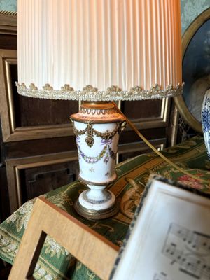 une lampe posée sur une table dans une pièce
