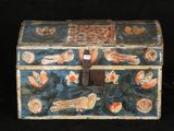 une vieille boîte en bois décorée d'un motif