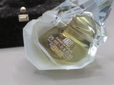un flacon de parfum posé sur une table à côté d'une boîte