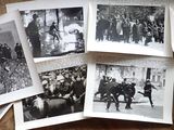 de nombreuses photos en noir et blanc de personnes posées sur une table