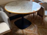 deux chaises et une table dans le coin d'une pièce